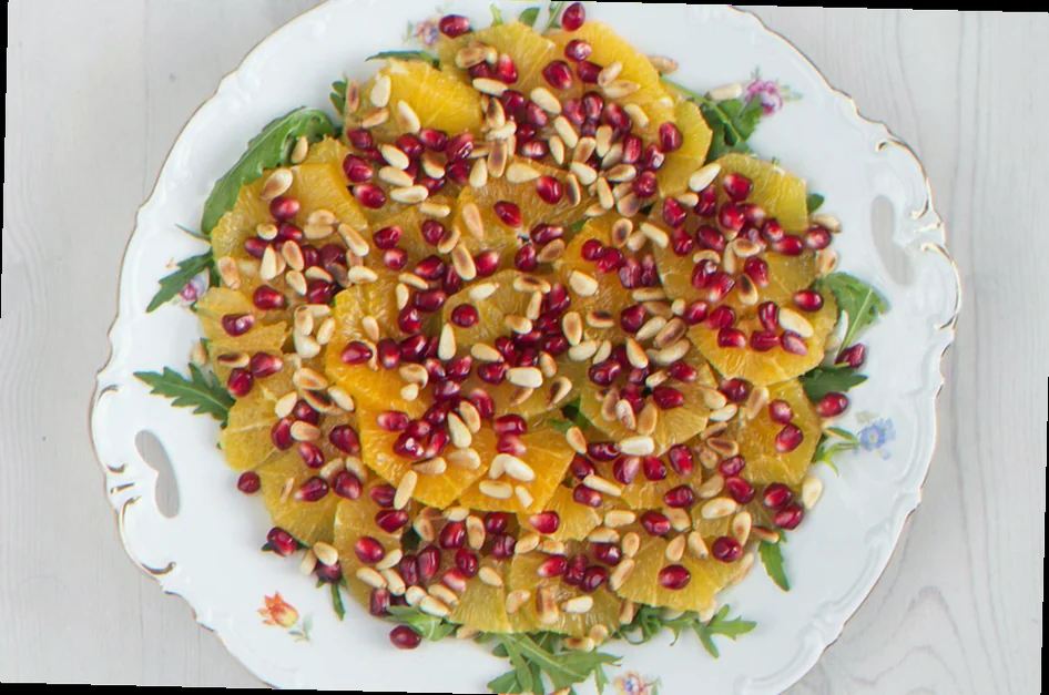 Appelsinsalat med granatæble billede