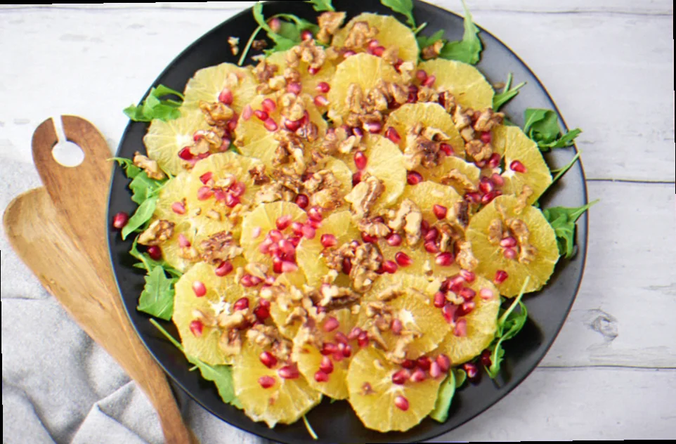 Appelsinsalat med granatæble billede