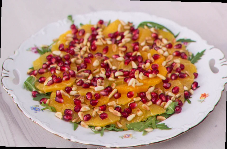 Appelsinsalat med granatæble billede