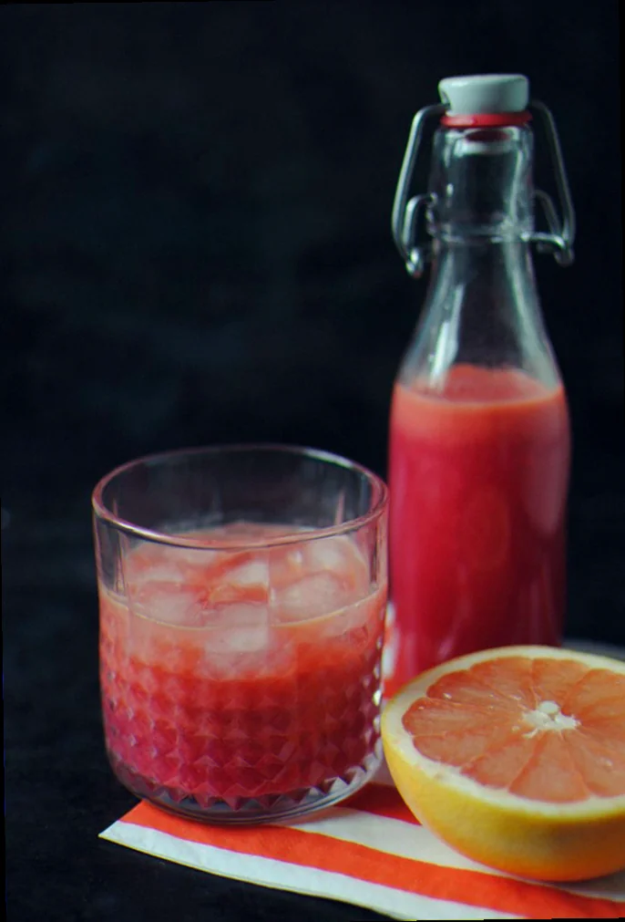 Sund granatæble juice i en flaske.