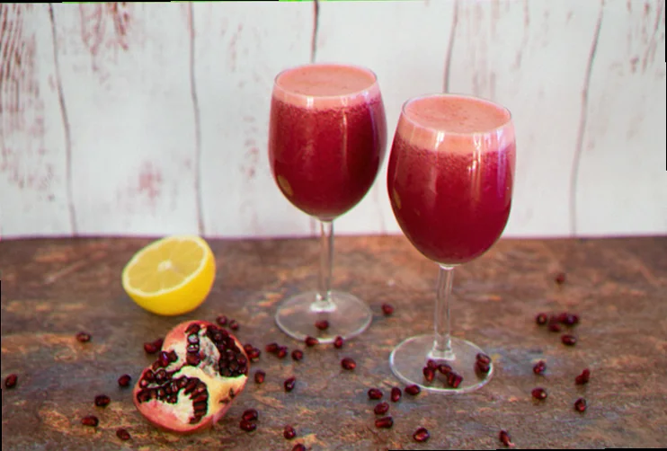 Granatæble juice med friske granatæblefrø.