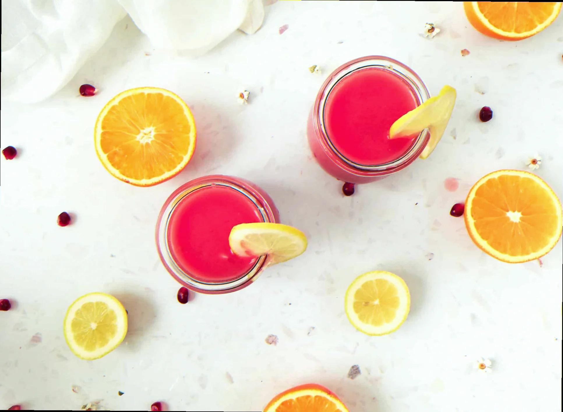 Flasker med granatæble juice på hylde.