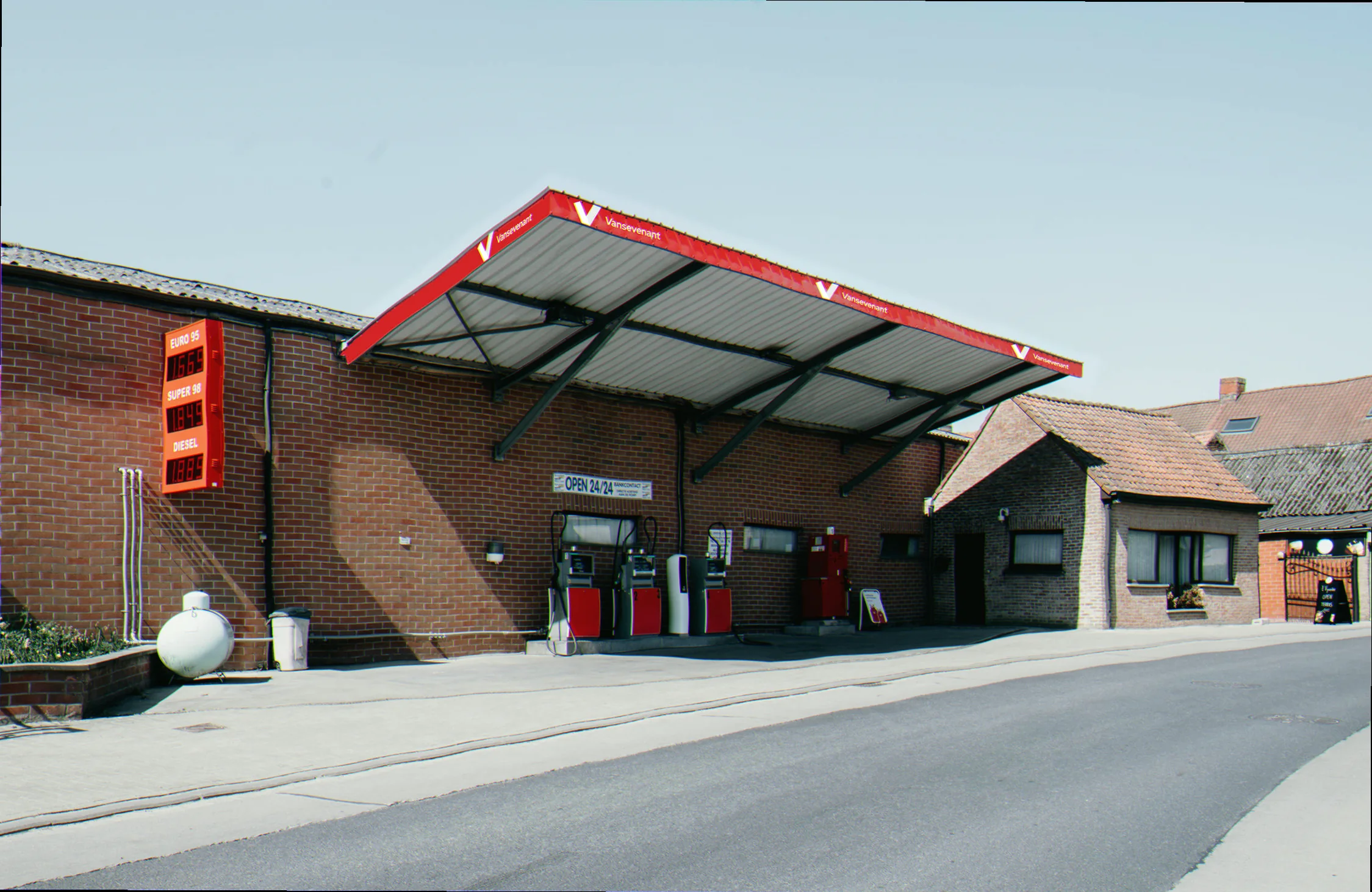 Tankstation i nærheden åben nu billede